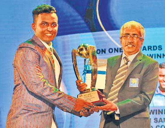 Dimuth Sandaruwan of Richmond College the best wicket keeper receiving his award from Nishantha Kumara U-19 Tournament Secretary SLSCA