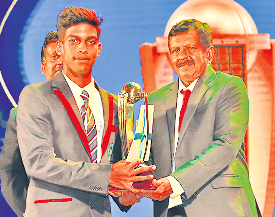 Best All-rounder - Division Three Hashen Lalindra of Loyola College, Negombo receiving the award from Senior Deputy General Manager ANCL, Kamal Wijesuriya