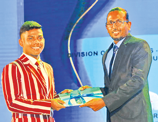Best Batsman runner-up division one Avishka Perera of Nalanda College receiving his award from Kumara Gamhewage CEO of Batsman.com