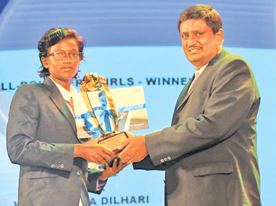 Best all-rounder girls Kaveesha Dilhari of Devapathiraja College, Ratgama receives her award from Chief Editor of Thinakaran  T. Senthilvelavar