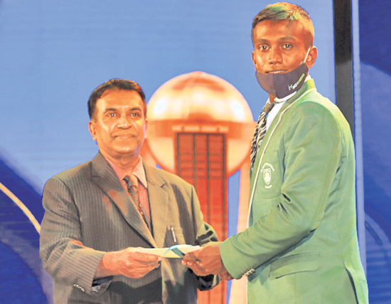 Division Two - Awards Best Batsman - Runner up  - Ashan Dilhara of St. John’s College, Panadura receives his Award from Chief Editor Silumina, Dharman Wickremaratne