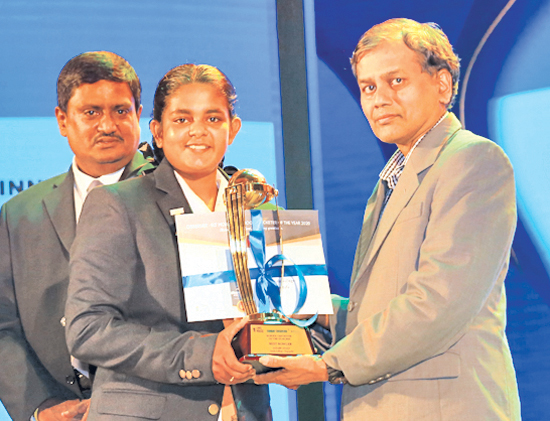 Best schoolgirl bowler Janadi Anali of Anula College, Nugegoda receives her cash award from Chief Editor Daily News, Pramod de Silva