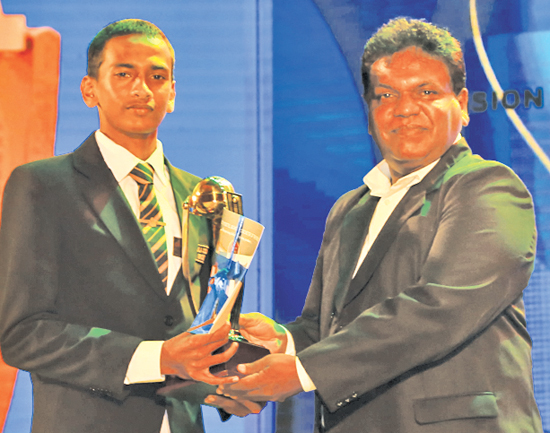 Best bowler Division Two Manuja Dulneth of Rahula College, Matara is presented with his award given by Chief Editor Dinamina,  Gamini Jayalath