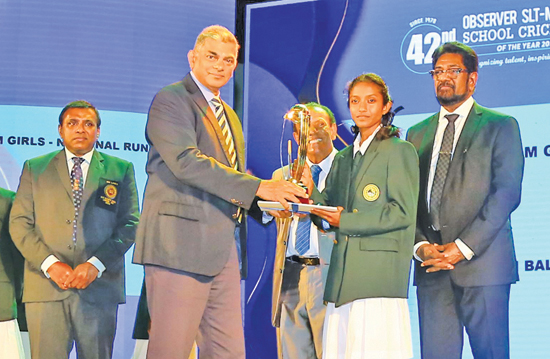 Group Chairman of Sri Lanka Telecom Rohan Fernando presenting an award