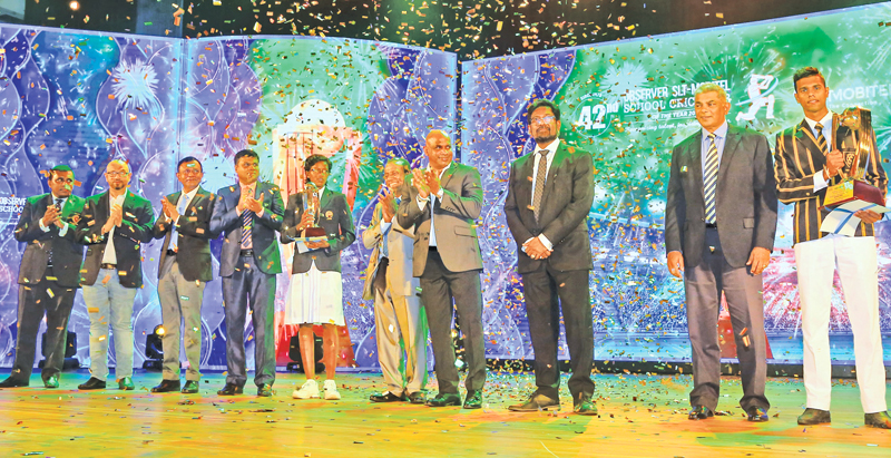 From left: Dinesh Weerawansa (Editor in Chief Sunday Observer), Shashika Senarath (CMO SLT-Mobitel), Lalith Seneviratne (GCEO SLT-Mobitel), Thilak Waththuhewa (President-Sri Lanka Schools Cricket Association), Kavesha Dilhari (Observer-SLT Mobitel Schoolgirl Cricketer of the Year), ANCL Chairman and President’s Counsel W. Dayaratne, Chief Guest and former Sri Lanka captain Sanath Jayasuriya, Keheliya Rambukwella, Minister of Media and Information, Rohan Fernando, Group Chairman of SLT Mobitel and Schoolboy 