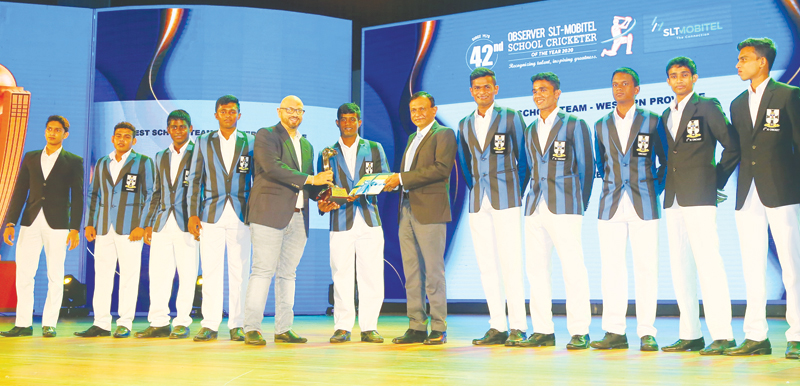 Best team of the Western Province 2020 S. Thomas’ College receive their award from the GCEO of Sri Lanka Telecom Group, Lalith Seneviratne