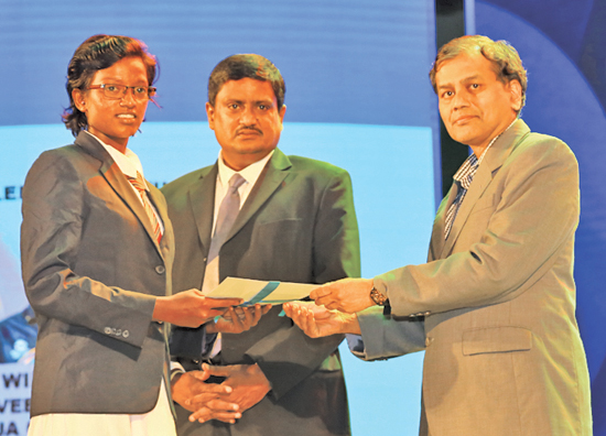 Best Bowler (Girls) - Runner up - W. Kaveesha Dilhari of Devapathiraja College, Rathgama receives her Award from Editor in Chief Daily News, Pramod de Silva