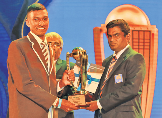 Best Bowler - Division One - Winner Sineth Sithara Dissanayake of St. Thomas’ College, Matara receives his Award from SLSCA Treasurer, Manjula Vaas