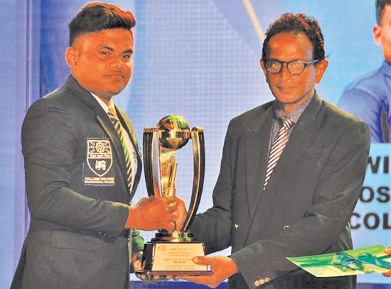 Lohan Aroshana de Zoysa of Dharmasoka College, Ambalangoda receiving his Award for being the runner-up in the Division One Best Bowler category from Shirajiv Sirimanne the Associate Editor of the Daily News