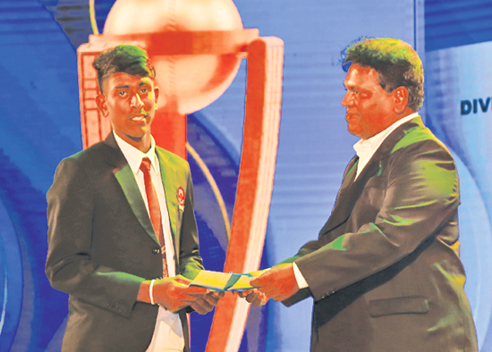 Best Bowler - Division Two -  Runner up Samith Isuru of Karandeniya Central College receiving his Award from Chief Editor Dinamina, Gamini Jayalath