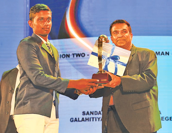 Division Two - Awards Best Batsman Winner - Sandaruwan Chinthaka of Galahitiyawa Central, Ganemulla  receives his Award from Chief Editor Silumina, Dharman Wickremaratne