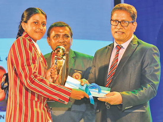 Observer SLT Mobitel Most Popular Schoolgirl Cricketer of the year 2020 - W.P. Nimesha Wijesundera of Marapola Madya Vidyalaya, Marapola receives her cash prize from  Chanaka Liyanage Manager Channel Publicity of ANCL