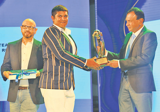 Best School Team - Western Province (Runner up) Royal College, Colombo  recieving the award from  GCEO of Sri Lanka Telecom Group, Lalith Seneviratne