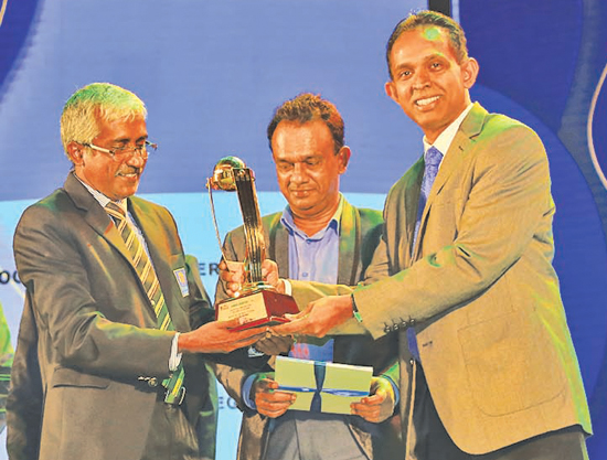 Best School team - Northern Province Runner up -  Jaffna Central College, Jaffna receive their Award from the ANCL Director Finance, Janaka Ranatunga