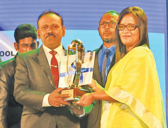 Best School team - Eastern Province St. Michael’s College, Batticaloa recieving the award from Company Secretary of ANCL, Mrs. H.W.S. Prasanga