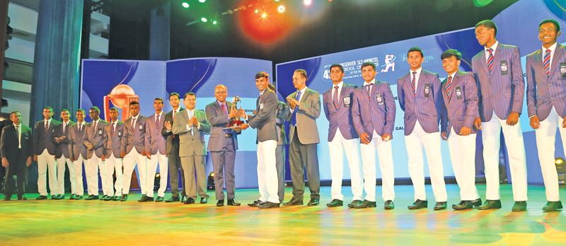 Best School team - Southern Province ( Runner up) Richmond College, Galle receive their Award from the ANCL Director Operations, Canishka Witharana