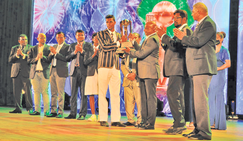 Chief Guest Sanath Jayasuriya presents the Observer SLT Mobitel Schoolboy Cricketer of the Year 2020 Trophy to Navod Dinusri Paranavithana of Mahinda College, Galle