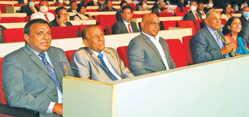 From left: Editor-in-Chief of Sunday Observer, Dinesh Weerawansa, Chairman, President’s Counsel W. Dayaratne, chief guest Sanath Jayasuriya and Group Chairman of Sri Lanka Telecom, Rohan Fernando with his wife 