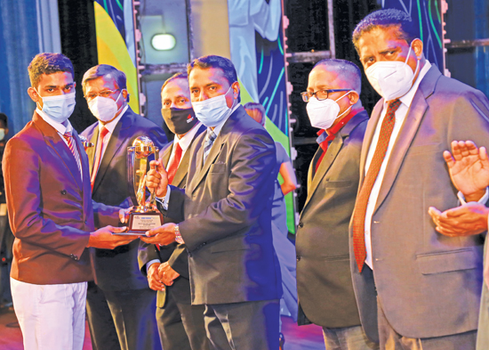Division III  Deputy General Manager/Sales ANCL, RSN Adikari presenting the Best Wicket-Keeper Award to YG Chamath Sankalana Jayaratne of Royal College, Polonnaruwa