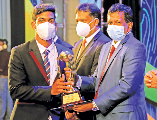 Division III  Best All-Rounder Hashen Lalindra Fernando from Loyala College, Negombo receives his award presented by Senior Deputy General Manager ANCL Kamal Wijesuriya