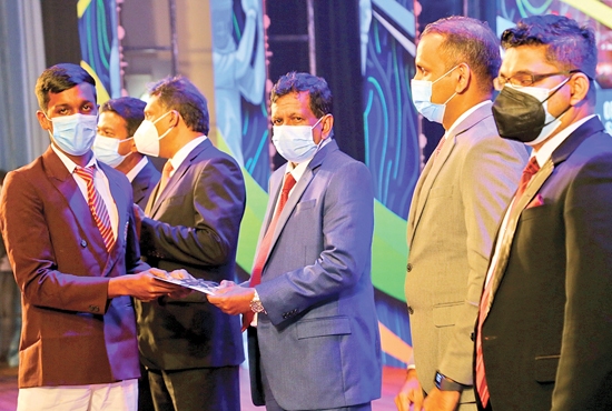 Senior Deputy General Manager ANCL Kamal Wijesuriya presenting the Division III best All-Rounder Certificate and Cash Award to Dileesha Sandaruwan Liyanage of Royal College Polonnaruwa. Also in the picture are Acting General Manager Sumith Kotalawala and Advertising Manager Nuwan Sameera and Advertising Manager Silumina Chamila Bandara