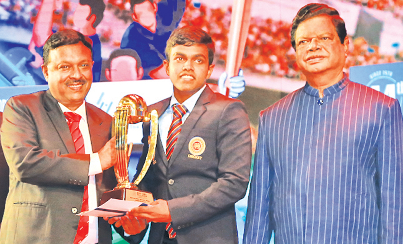 Secretary to the Ministry of Mass Media and Chairman and Managing Director ANCL Anusha Palpita presenting the Trophy to National Award for Best Batsman Pavan Pathiraja of Trinity College Kandy