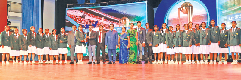 Best School Girls’ team fro the island Ratnawali Balika Vidyalaya, Gampaha being awarded the coveted Trophy by Prabath  Dahanayake Chief Executive Officer Mobitel