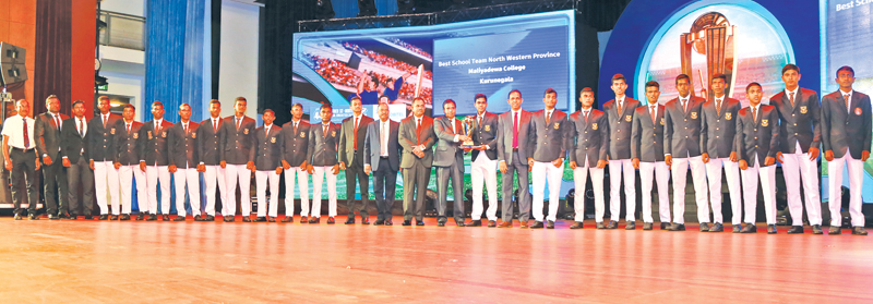 Director Editorial ANCL Sisira Paranathanthri presenting the award for the Best team from North Western Province Maliyadeva College Kurunegala Best Schol team from Southern Province