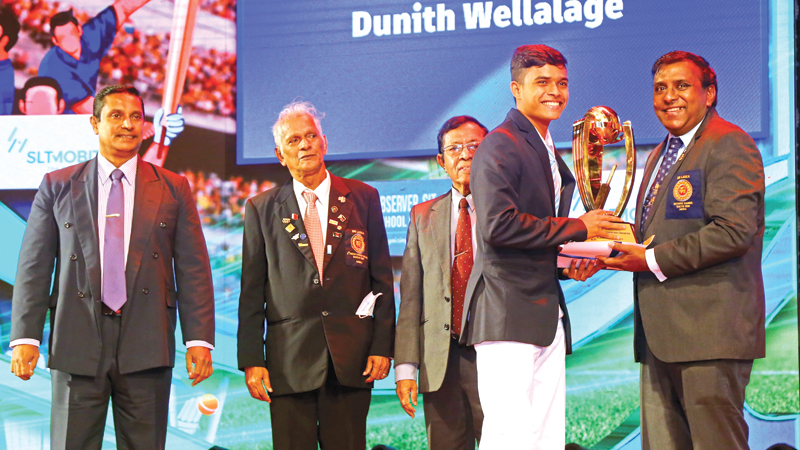 Observer SLT Mobitel Most Popular Scholboy Cricketer of the Year 2022 Dunith Wellalage receives the the most prestigious Trophy from Editor in Chief Sunday Observer Dinesh Weerawansa. Senior Associate Editor Sunday Obsever Dudley Jansz handed over the Cash Award to the winner. Also in the picture are Sunday Oserver Sub-Editor and Sports writer Bernard Perera and Sunday Observer Advertising Manager Sudath Rajasinghe      