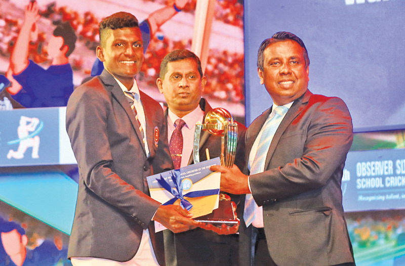 Best Fielder of the Year Wanuja Kumara of St. Peter’s College, Colombo being presented the Trophy by President of Sri Lanka Umpires Association Premanath Dolawatta MP