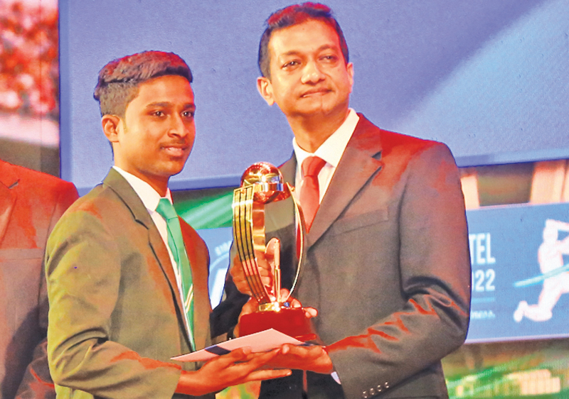 Ambalangoda P.De S Kularatne Vidyalaya’s Kaveesh Sathsara being presented with the coveted Division Two Best All Rounder award by General Manager ANCL Sumith Kothlawala
