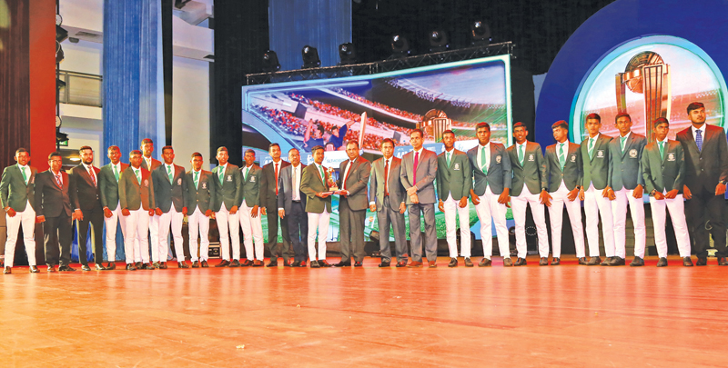 Best runner-up team from Southern Province: P.de S. Kularatne Vidyalaya, Ambalangoda receiving their coveted award from Director Operations, ANCL, Manjula Makumbura