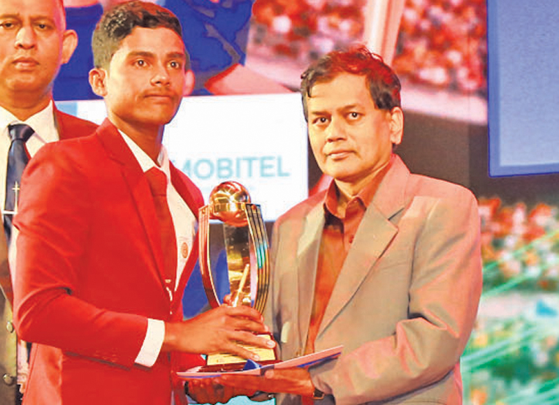 Division Three: Best Batsman Tier B - W. Tephen Ruvintha  of Ananda National School Puttalam being presented the Trophy by Sunday Observer Consultant Editor Pramod de Silva