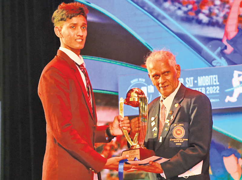 Division One: Best Wicket Keeper Tier B- Trophy being handed over to the winner by Bernard Perera Sunday Observer Sub Editor and Sports Writer to Ravishan Nethsara of P. de S. Kularatne College, Ambalangoda