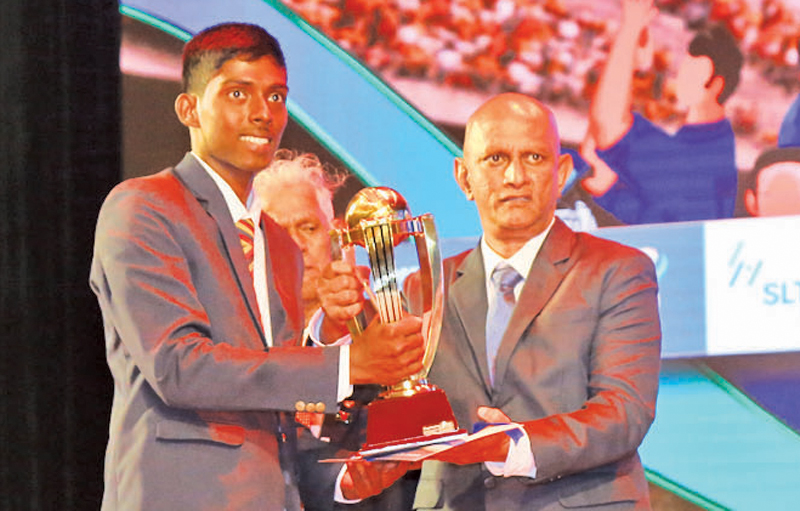 Div One: Best Wicket Keeper receives the award from Nishantha Kumara SBC