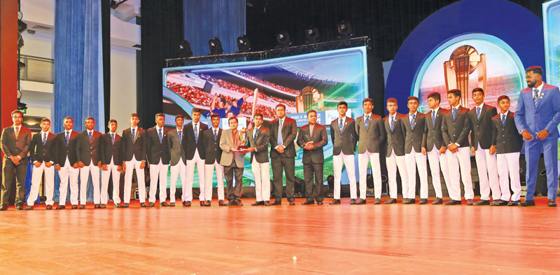 Best School team Uva Province: St. Thomas Colledge Bandarawela being presented with the coveted Trophy by Sunday Observer Consultant Editor Pramod de Silva