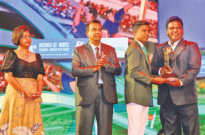 Division two best bowler Tier B Atrophy and cash award T. Kavish Sathsara of P. de S. Kularatne Vidyalaya, Ambalangoda presented by Chief Editor Dinamina, Gamini Jayalath.