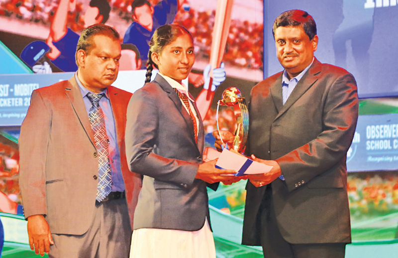 Best all-rounder Girls runner up A trophy and cash award Imesha Dulani of Dewapathiraja College, Rathgama presented by chief editor of Thinakaran T. Senthilvelavar