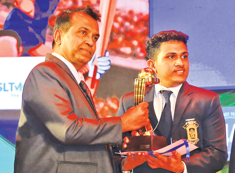 Division Two Tier A Best Batsman Lasith Nisalanka Peiris of St. Peter’s Colleg, Negombo receiving the Trophy from Silumina chief Editor Dharman Wickramaratne