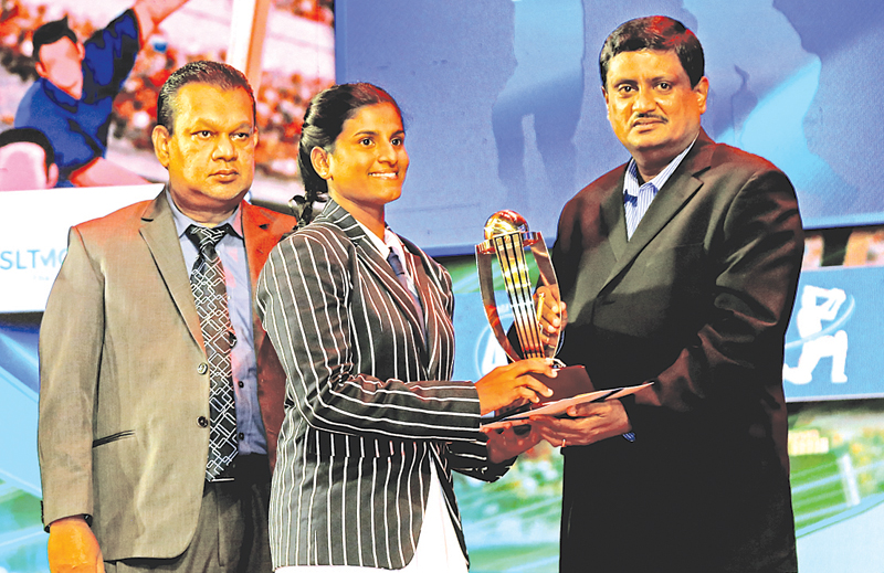 All Rounder Girls Navodya Nethmini of Wadduwa Central College receiving her award from Editor of Thinakaran Tamil News paper T. Senthilvelavar