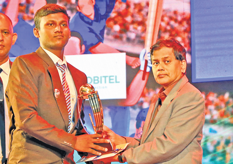 Best Batsman in Tier A- Ananthan Kayan of Jaffna Central College  receiving the Award from Consultant Editor Sunday Observer Pramod de Silva