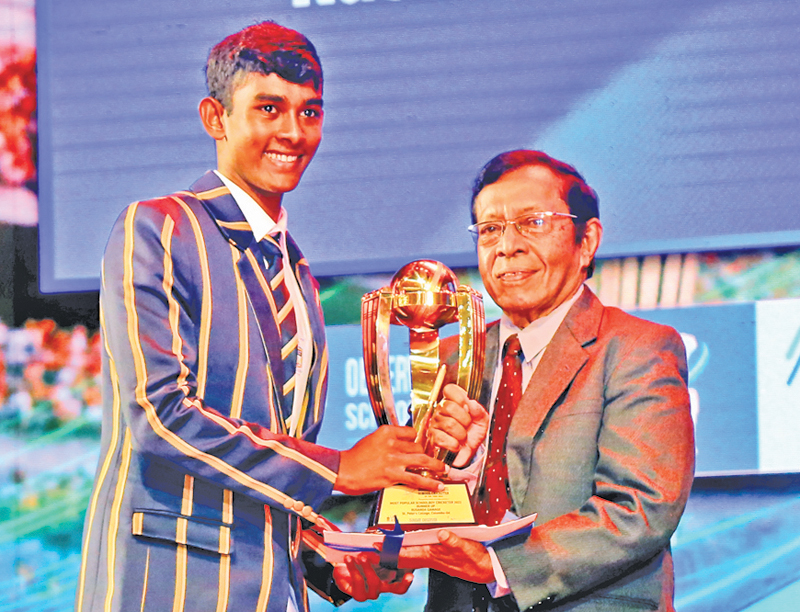 Observer Mobitel Most Popular Schoolboy Cricketer of the year 2022 Runner up award winner Rusanda Gamage of St. Peter’s College receiving the Award from Senior Associate Editor Sunday Observer Dudley Jansz