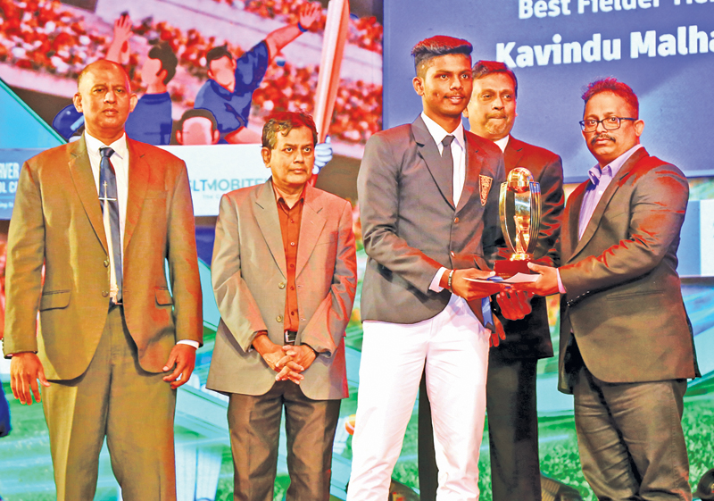 The Best Fielder of Division Three – Tier A Kavindu Malaha of Velapura Maha Vidyalaya, Kalutara collecting his award from  Deputy General Manager Corporate Affairs ANCL Chandana Bandara, also in the picture are Deputy General Manager Advertising ANCL Prasanna Jayasundera, Consultant Editor Sunday Observer Pramod de Silva and Anton Seneviratne Advertisin Manager Dinamina