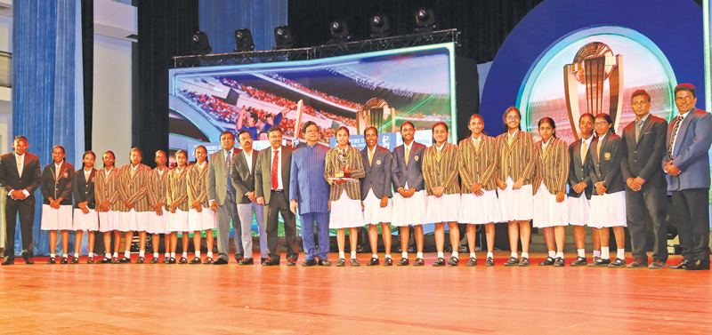 Best School team of the year runner Anula Vidyalaya Vidyalaya, Nugegoda with their Award. Editor-in-Chief of Sunday Observer Dinesh Weerawansa, SLT-Mobitel Chief Marketing Officer Prabahath Dahanayake, Media Ministry Secretary and Lake House Chairman Anusha Palpita and Guest of Honour Transport, Highways and Mass Media Minister Dr. Bandula Gunawardena are also in the picture