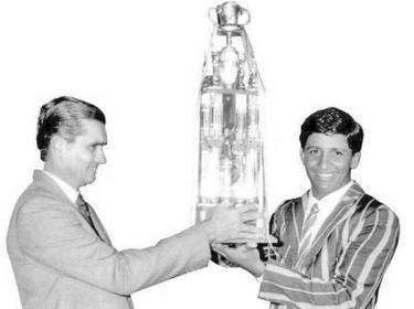 Sanjeewa Ranatunga - the Observer Schoolboy Cricketer of the Year 1988, receives his cherished award from chief guest, former Sri Lanka captain Michael Tissera