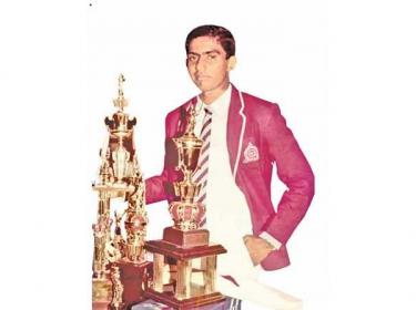 Nalanda College captain Asanka Gurusinha winning the Observer Schoolboy Cricketer of the Year title in 1985