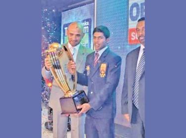 Marvan Atapattu graced the Observer Schoolboy Cricketer of the Year as chief guest in 2012 presenting the Mega Award to Niroshan Dickwella of Trinity College. On right is the then Sports Minister Mahindananda Aluthgamage