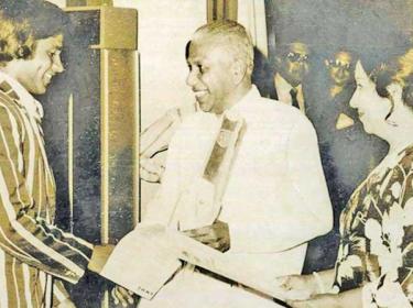 Arjuna Ranatunga being honoured by the then ANCL Chairman the late Ranapala Bodhinagoda as the Observer Schoolboy Cricketer four decades ago