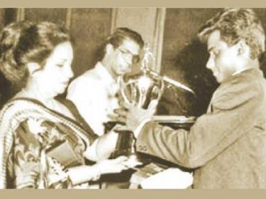 Flashback: Observer Schoolboy Cricketer of the Year (Outstation) 1988, Sanath Jayasuriya of St. Servatius’ College, Matara receives the prestigious Award from the late Mrs Malini Bodinagoda, wife of then ANCL Chairman Ranapala Bodinagoda. Looking on at centre is the late compere Laddie Hettiarachchi