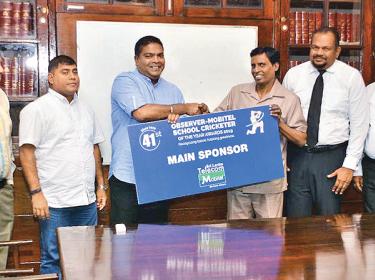 Picture shows Nalin Perera (left-CEO of Mobitel) handing over the sponsorship to the Acting Chairman-ANCL Wasanthapriya Ramanayaka while looking on are from left Dinesh Weerawansa Chief Editor-English Publication of ANCL, Jude Silva, Senior  Manager-Channel Communication -Mobitel, Director Legal Rasanga Harischandra ANCL and Abhaya Amaradasa GM ANCL